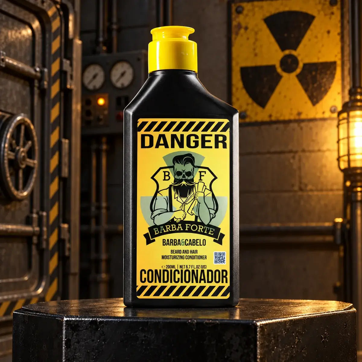 Condicionador Danger sobre superfície industrial Condicionador Danger 200ml em cenário industrial do universo Danger