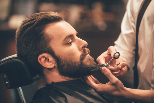 Barbeiro fazendo o degradê da barba na barbearia