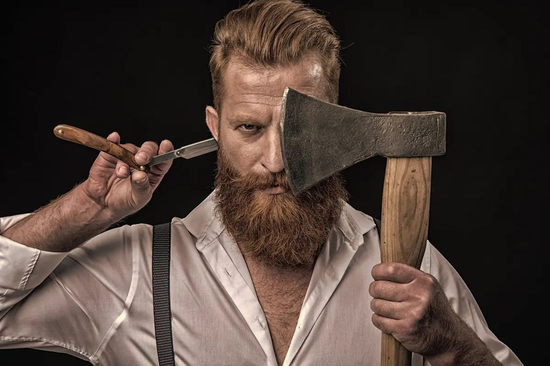 Homem com barba estilo lenhador segurando machado