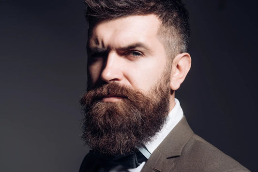 Homem com barba cheia bem cuidada, estilo masculino