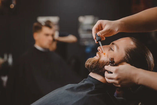 Aplicacao de tonico para barba com conta-gotas