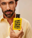 Eau de Parfum Danger Barba Forte segurado por homem barbudo com camisa amarela