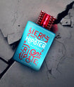 Frasco Eau de Parfum Hipster Barba Forte sobre concreto, detalhe da embalagem