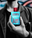 Eau de Parfum Hipster Barba Forte nas mãos, destaque para frasco turquesa