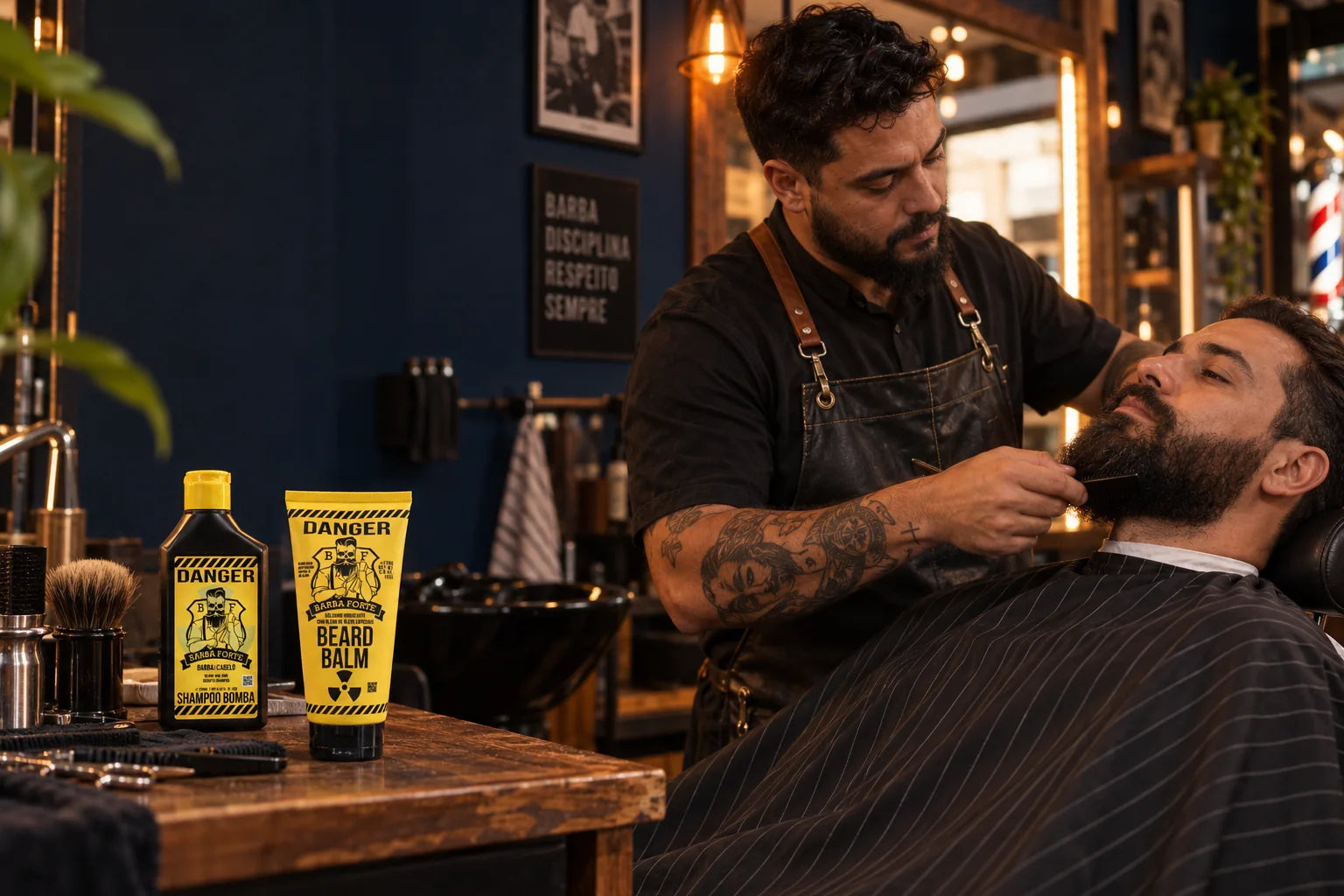 Barbeiro profissional finalizando a barba de um cliente em uma barbearia